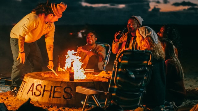 Chicos en la playa de fiesta